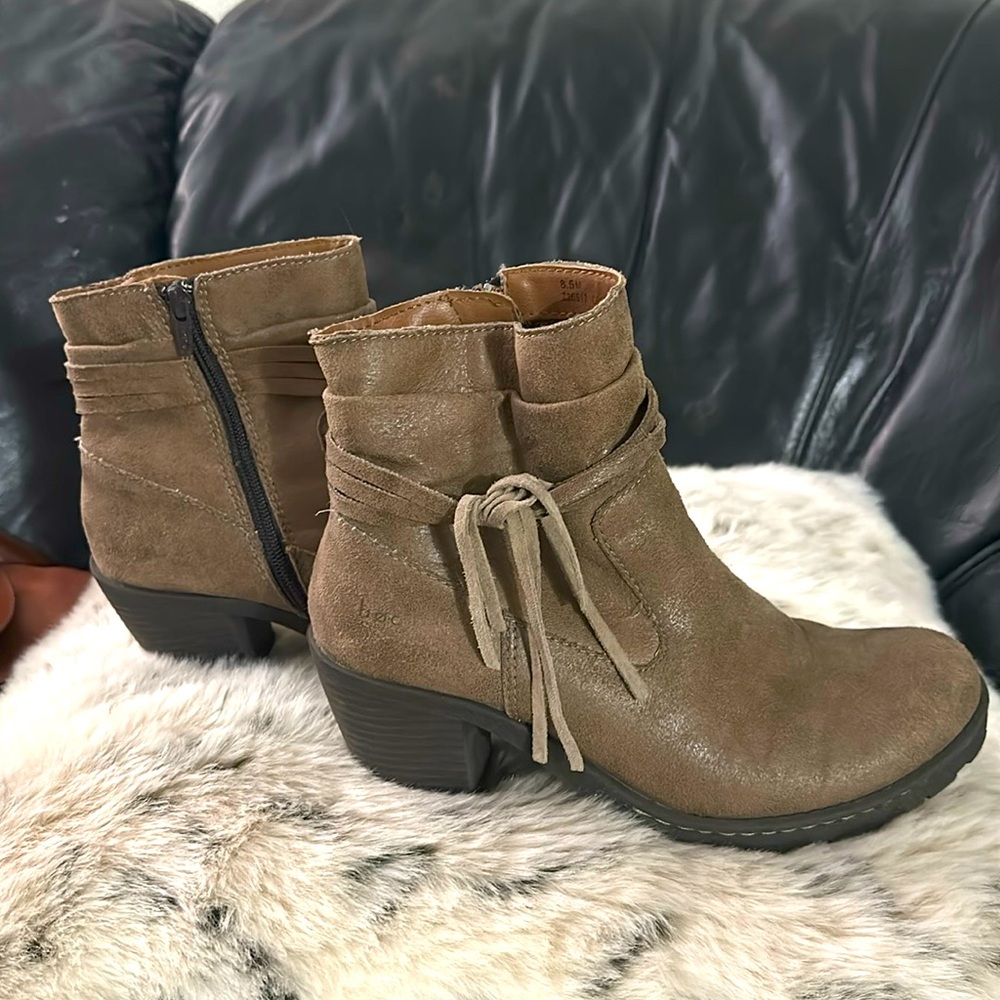 BOC Born 8 1/2 black heal booties. Pre loved but great condition.